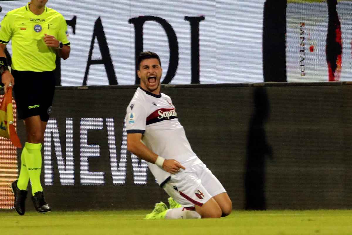 Orsolini esulta dopo il gol