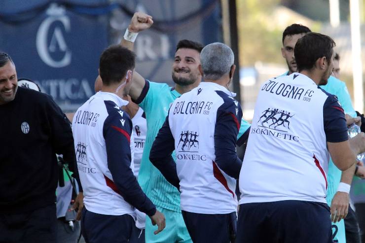Orsolini esulta dopo il gol con la panchina