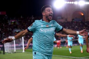 Orsolini esulta dopo il gol