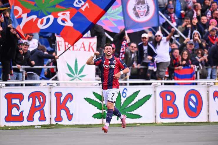 Orsolini esulta dopo il gol