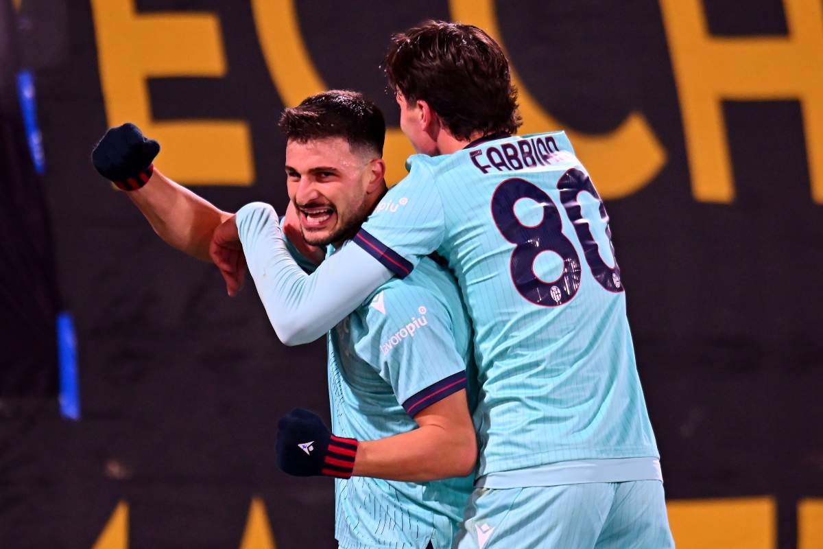 Riccardo Orsolini esulta dopo il gol