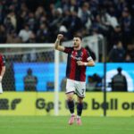 Orsolini esulta dopo il gol
