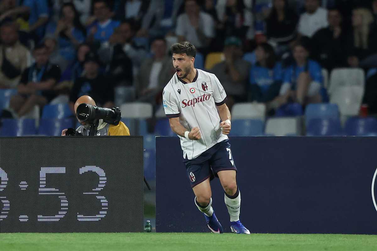 Riccardo Orsolini esulta dopo un gol