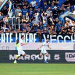 Orsolini esulta dopo il gol