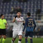 Riccardo Orsolini esulta dopo il gol
