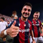 Riccardo orsolini festeggia la vittoria sul Como