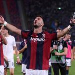 Riccardo Orsolini festeggia la vittoria sul Como