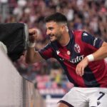 Riccardo Orsolini esulta dopo il gol al Como Con il celebre “toc toc”