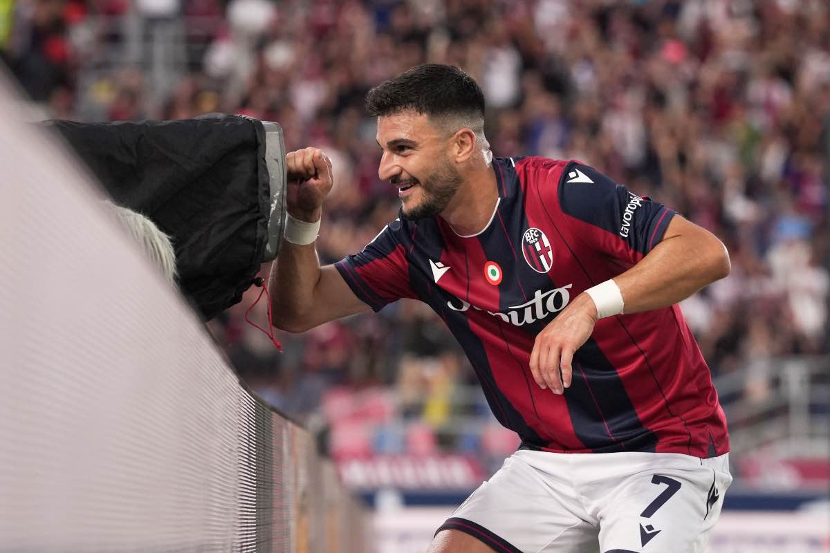 Riccardo Orsolini esulta dopo il gol al Como Con il celebre “toc toc”