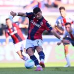 Riccardo Orsolini in occasione del rigore durante Bologna-Genoa