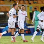 Riccardo Orsolini esulta dopo il gol su rigore