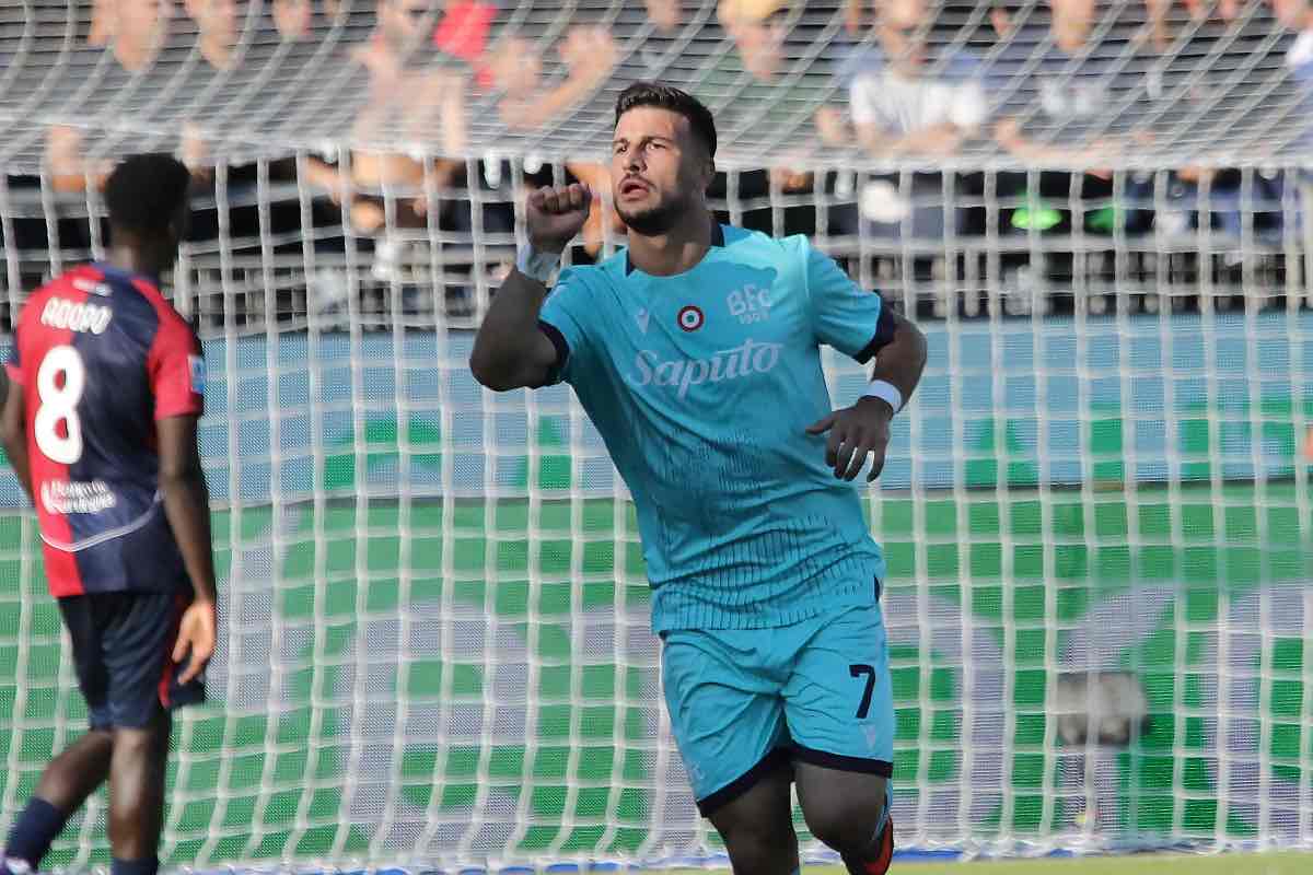 Riccardo Orsolini esulta dopo il gol al Cagliari