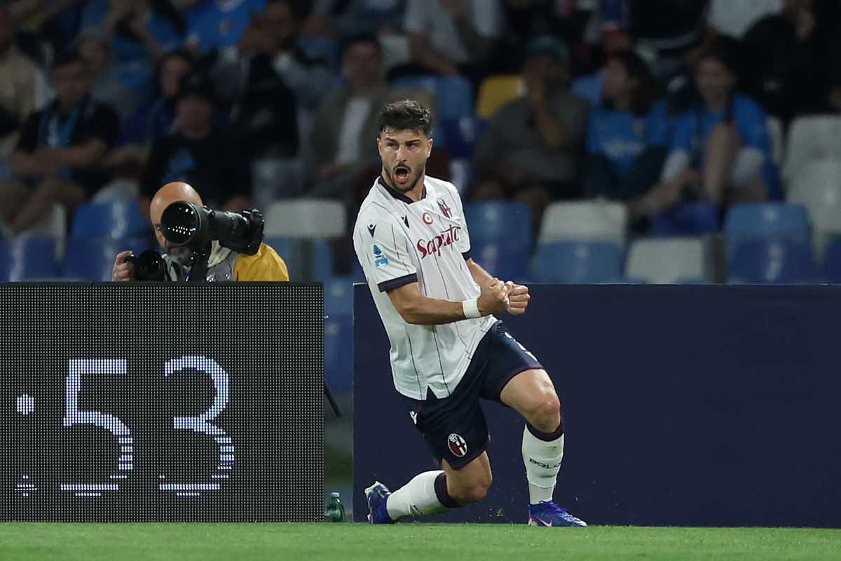 Riccardo Orsolini esulta dopo il gol in Napoli-Bologna