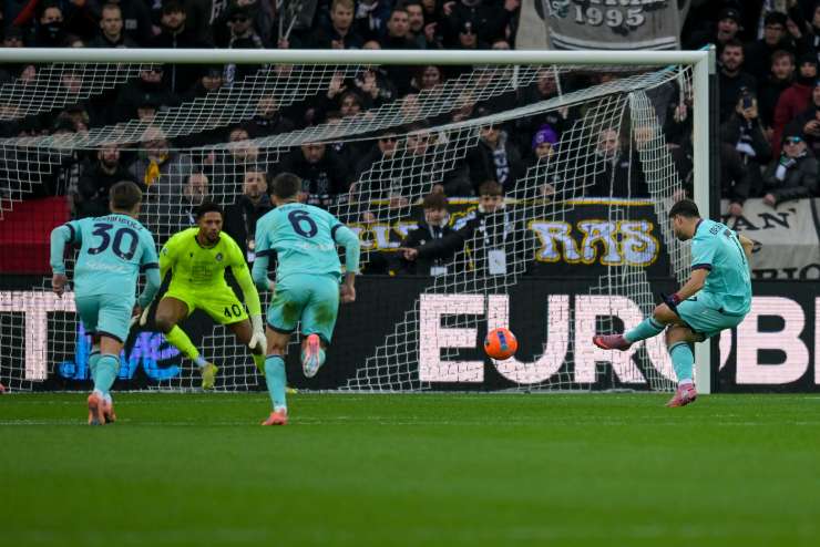 Riccardo Orsolini sbaglia il rigore con l'Udinese