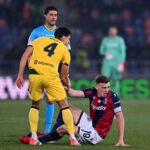 Ricci aiuta Ferguson ad alzarsi durante Bologna-Milan
