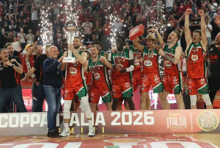 La Dole Basket Rimini esulta dopo la vittoria della Coppa Italia 