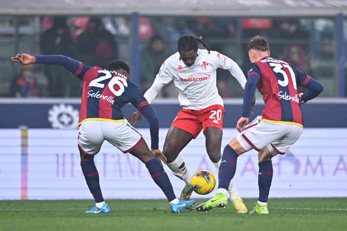 Jhon Lucumì e Sam Beukema del Bologna in contrasto con Moise Kean della Fiorentina in Bologna-Fiorentina