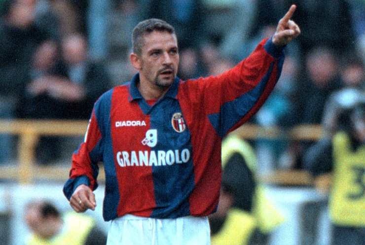 Roberto Baggio esulta con la maglia del Bologna