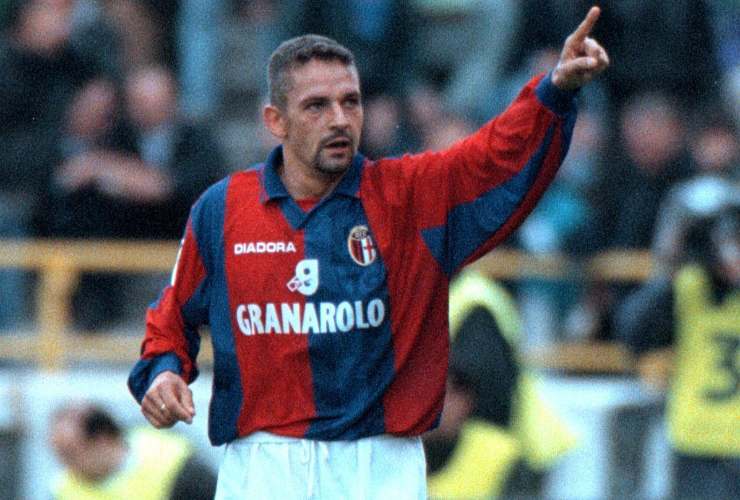 Roberto Baggio esulta dopo un gol
