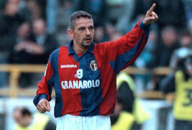 Roberto Baggio esulta con la maglia del Bologna