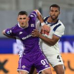 Roberto Piccoli in un duello fisico con Hien durante Fiorentina-Atalanta