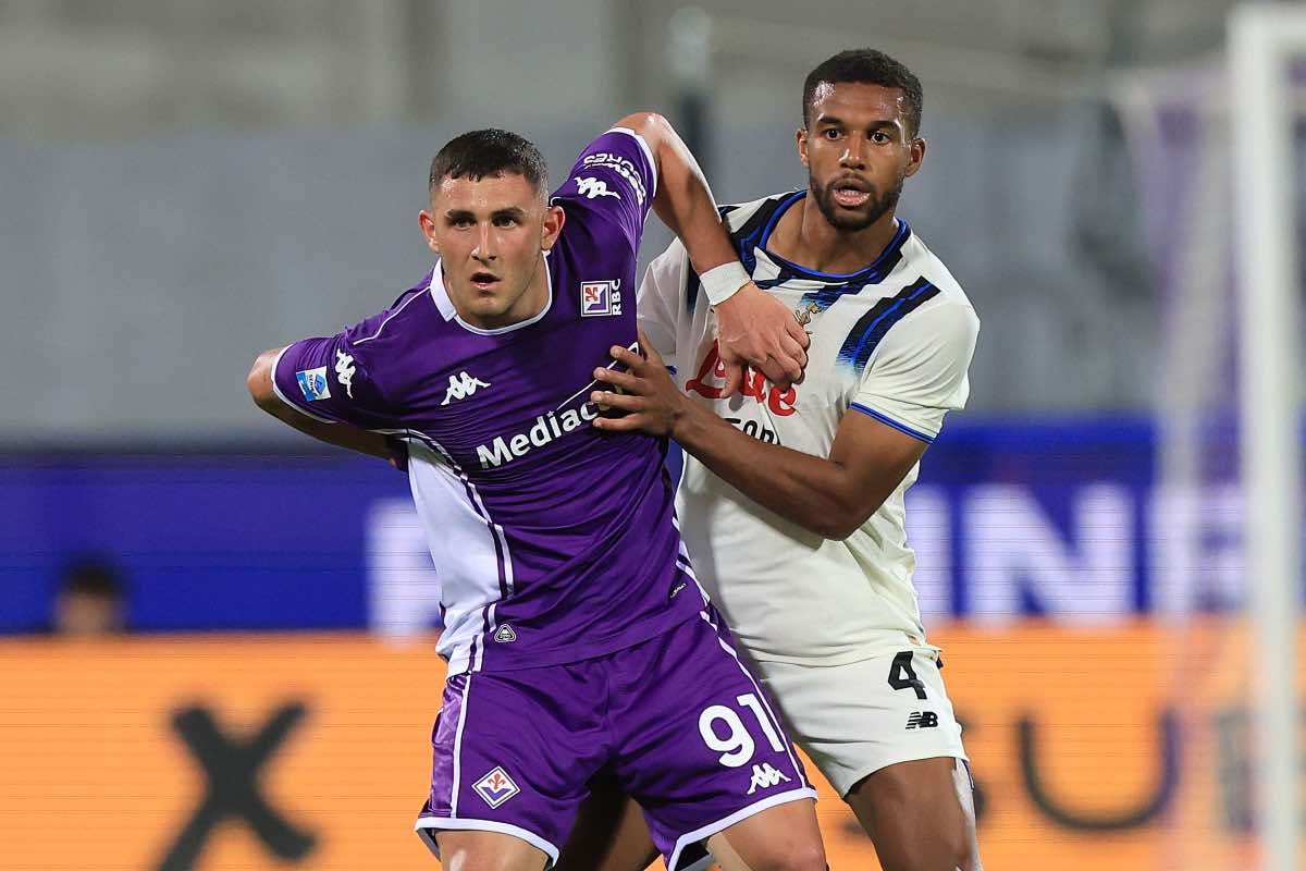 Roberto Piccoli in un duello fisico con Hien durante Fiorentina-Atalanta