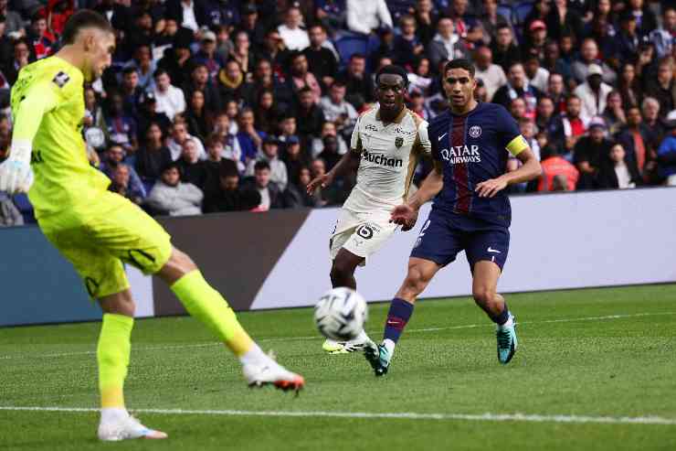 Robin Risser con la maglia del Lens contro il PSG
