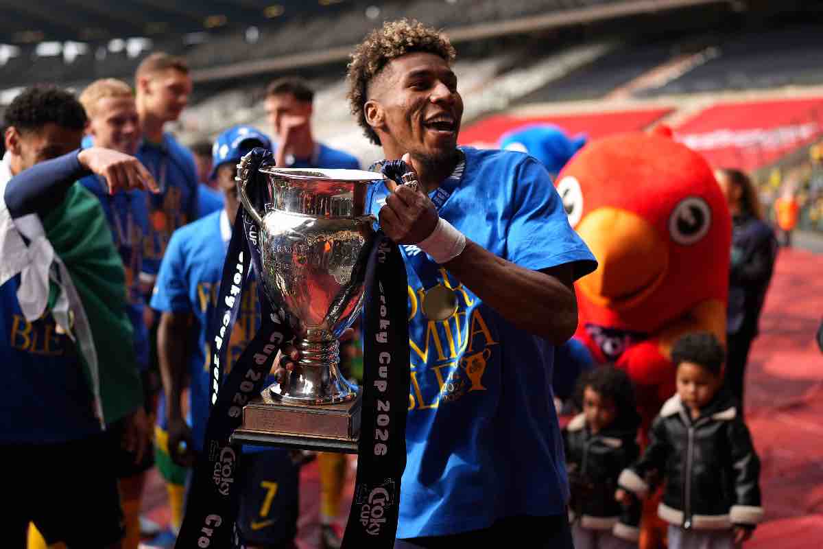 Kevin Rodriguez alza la coppa belga dopo il successo dell’Union Saint-Gilloise in finale contro l’Anderlecht