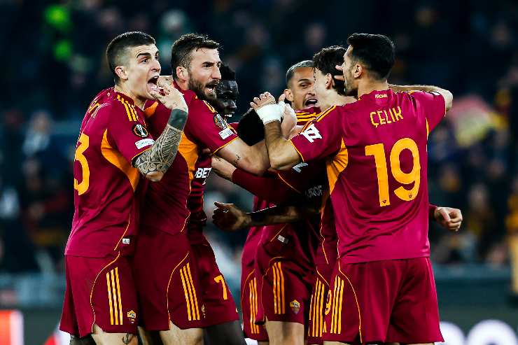 La Roma esulta dopo un gol