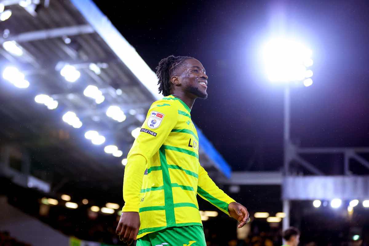 Jonathan Rowe con la maglia del Norwich City