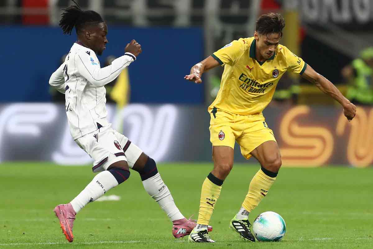 Jonathan Rowe e Samuele Ricci si contendono il pallone durante Milan-Bologna