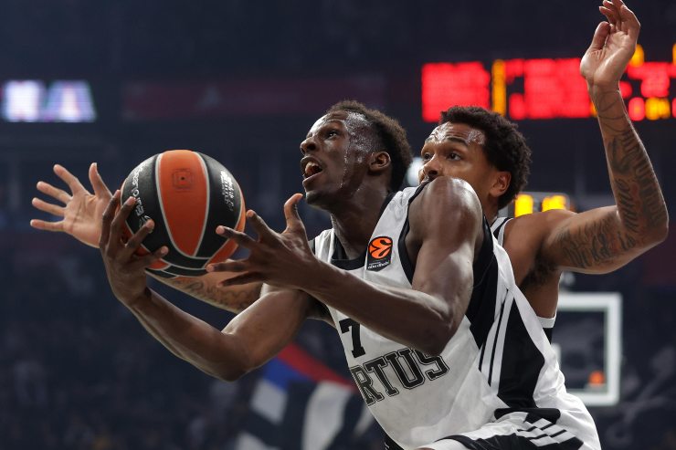 Saliou Niang porta palla