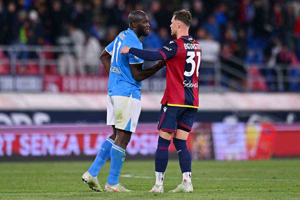 Sam Beukema saluta Romelu Lukaku