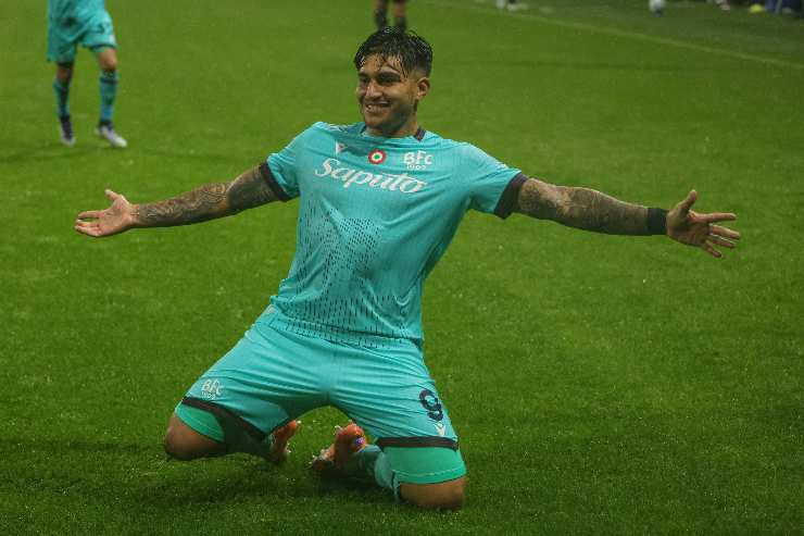 Santiago Castro esulta dopo un gol