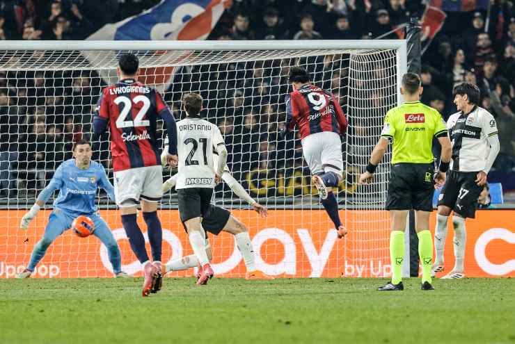 Santiago Castro segna un gol di testa