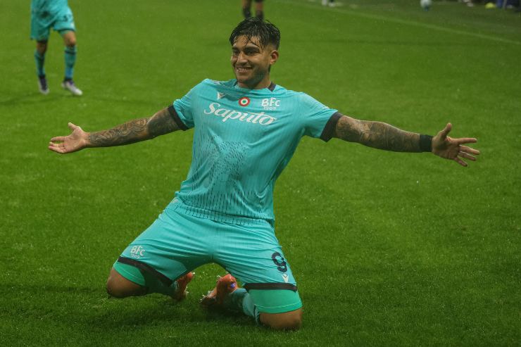 Santiago Castro esulta dopo un gol a Parma