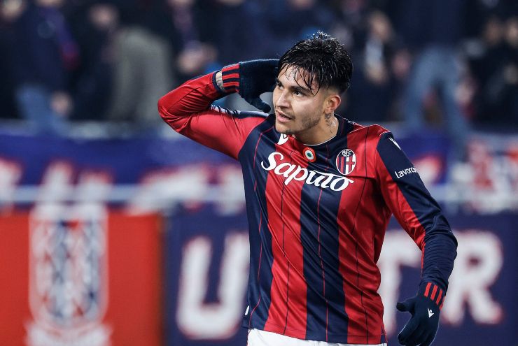 Santiago Castro festeggia sotto la curva