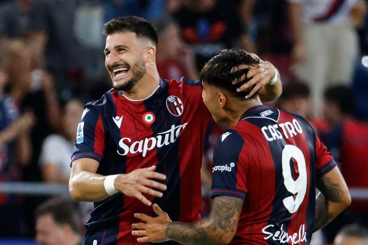 Santiago Castro si abbraccia con Riccardo Orsolini