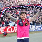 Santiago Castro con la sciarpa del Bologna