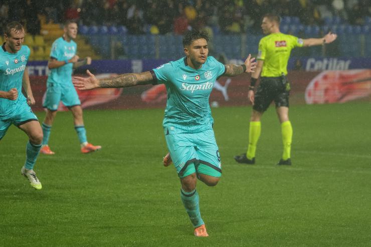 Santiago Castro esulta dopo il gol a Parma