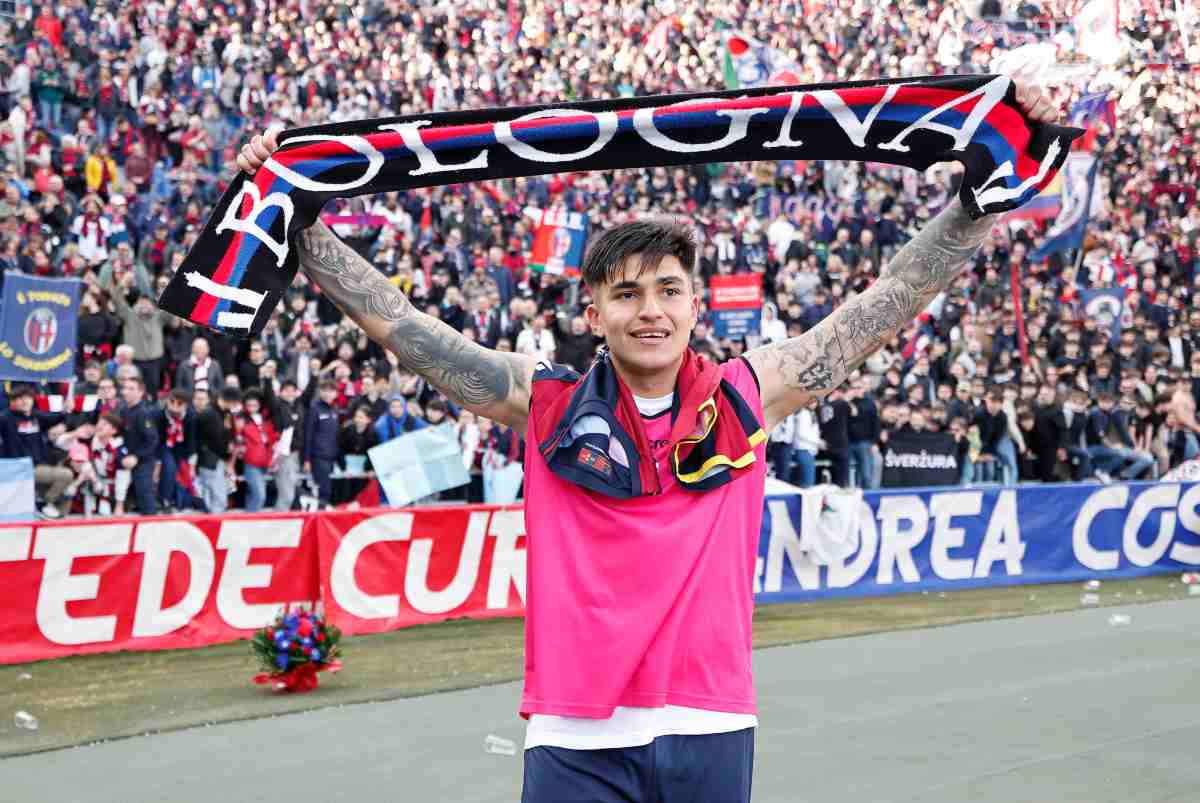 Santiago Castro con la sciarpa del Bologna