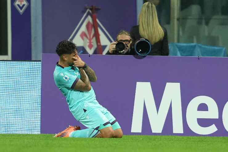 Santiago Castro esulta dopo il gol alla Fiorentina