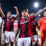 Il Bologna festeggia con i propri tifosi