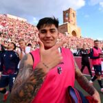 Santiago Castro esulta dopo la vittoria contro la Lazio