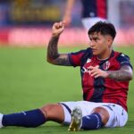 Santiago Castro seduto per terra