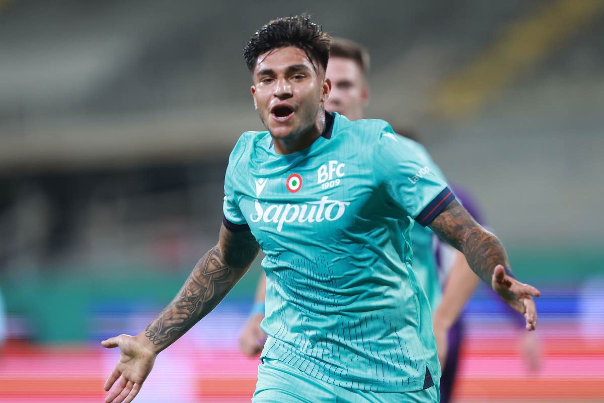 Santiago Castro esulta dopo il gol alla Fiorentina