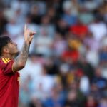 Santiago Castro esulta dopo il gol nell’amichevole tra Newport County e Roma
