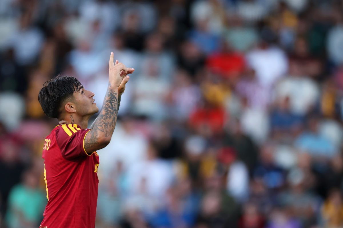 Santiago Castro esulta dopo il gol nell’amichevole tra Newport County e Roma