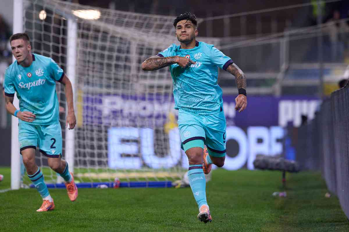 Santiago Castro mentre esulta dopo la doppietta al Parma