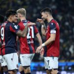 Orsolini e Castro esultano dopo il gol